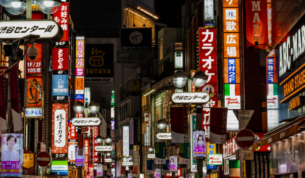 夜の繁華街